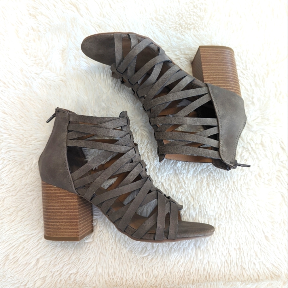 Jellypop Alyssa Beige/Taupe Criss Cross Strappy Heels - Size 7